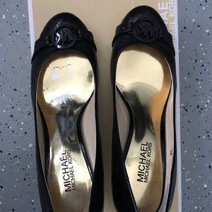 Michael Kors Black patent leather kitten heel sz 7